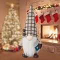 Gnomo de Navidad con gorro a cuadros gris y taza de café azul con detalle de corazón - Gnomo de Café con Gorro de Cuadros