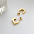 Polierte quadratische 18K Goldohrstecker in minimalistischer Studio-Umgebung gezeigt - Schlichter Quadratischer Stil