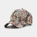 Detalle de gorra de béisbol retro con estampado de oso y textura de tejido jacquard - Ajustable / Patrón de Oso Marrón