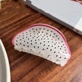 Detalle de pinza para el pelo de pitaya en acrílico con bordes rosas y puntos negros - Estilo Pitaya (9cm) (A7-3-1)