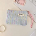 Detailansicht einer blauen gestrickten Mini-Kosmetiktasche mit bunten Streifen - Blau