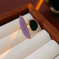 Détail de la bague dorée ajustable avec des touches d'huile de goutte violettes et noires - Violet-Noir