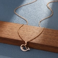 Collana con balena in oro rosa con zirconi scintillanti su base in legno - Oro rosa