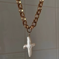 Collier croix en perle baroque vintage avec chaîne dorée sur un mur texturé élégant - Chaîne épaisse dorée/Pendentif croix