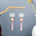 Primer plano de pendientes de flor de loto rosa con borlas de cuentas en rama - Pendientes de Gota de Agua de Loto Rosa Suave(E3725-2)