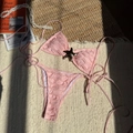 Gros plan du tissu de bikini rose texturé avec une boucle en métal en forme d'étoile - S / Rose Lotus