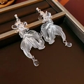 Nahaufnahme von hohlen Koi-Ohrringen mit transparenten Wassertropfenperlen in einer Box - Silber (Silberstift)