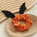 Détail du chouchou d'Halloween en velours orange avec ailes de chauve-souris noires - Démon Orange