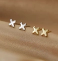 Minimalist 925 silver X-shaped stud earrings in silver and gold finishes on silk - X-Style / Gold