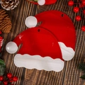 Sacchetti regalo autosigillanti a forma di cappello di Natale rossi e bianchi su legno - Cappello di Natale