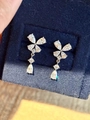 Silberne Schmetterlings-Ohrringe mit Zirkonia-Steinen auf dunkelblauem Samtdekor - Schmetterling Quaste Stil (E6865) / Silber
