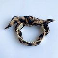 Dettaglio fascia con stampa leopardata con bordo in perline oro e nodo centrale - B27 Leopardo Stretto