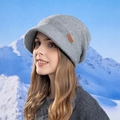 Bonnet en tricot d'hiver avec visière et doublure polaire chaude en gris chiné - Gris clair
