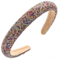 Vue détaillée d'un serre-tête épais avec des strass multicolores et une doublure beige - Coloré