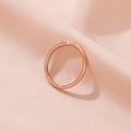 Anillo minimalista de acero de titanio oro rosa sobre seda rosa para un look refinado - US 6 / Oro rosa