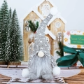 Détail d'un gnome de Noël avec un bonnet tricoté gris et une barbe en fausse fourrure - Gris