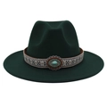 Détail d'un chapeau fedora vert avec ruban tissé ethnique et accessoire en turquoise - M (56-58cm) / Vert Foncé