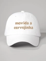 Gros plan sur la casquette blanche en coton avec broderie movida a cervejinha jaune - Réglable / Blanc