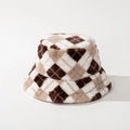 Gros plan du chapeau bob en fausse fourrure pelucheuse avec motif à losanges beige - M (56-58cm) / Kaki