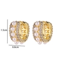 Detalle de pendientes de aro dorados con perlas y circonitas de 1,5 cm por 0,8 cm - Estilo Strass Rodeado de Cinco Perlas (I)