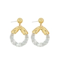 Elegante goldene Metall-Ohrringe mit lichtdurchlässigen weißen Spiralglas-Ringen für Damen - Glas-Ohrstecker Stil