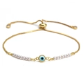 Bracciale occhio del diavolo dorato con perle bianche e catena regolabile su sfondo bianco - Stile Perla Malocchio