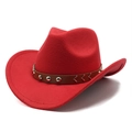 Dettaglio cappello cowboy in feltro rosso con cinturino in pelle marrone e borchie metalliche - M (56-58cm) / Rosso