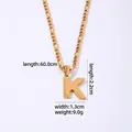 Collana in acciaio inossidabile dorato con pendente lettera K su catena Figaro da 60 cm - Lettera K / Oro