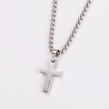 Nahaufnahme eines silbernen Kreuzanhängers aus Edelstahl mit einer venezianischen Kette - Anhänger Mit Kette (AML03772) / Silber