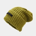 Primer plano detallado del gorro de punto verde oliva con textura acanalada y etiqueta negra - Con Etiqueta / Verde Hierba