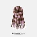 Rosa und brauner karierter Mohair-Schal mit Fransen in einer stilvollen Knotendarstellung - Rosa-Braun Karomuster