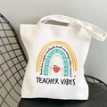 Détail du sac cabas en coton blanc avec imprimé enseignant coloré sur une chaise en filet - STD374-D Fournitures scolaires Arc-en-ciel/Ambiance enseignant