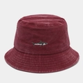 Detalle del bordado de tiburón y ojal metálico en el sombrero de pescador burdeos lavado - M (56-58cm) / Burdeos