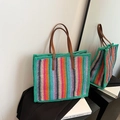 Bunte gestreifte Häkel-Tote-Bag mit braunen Ledergriffen für den Urlaubs-Stil - Grün