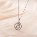 Collana con ciondolo a spirale in acciaio inossidabile placcato 18K su seta elegante - Argento