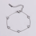 Detalle del sello 18KGP en pulsera plateada con cinco piedras de circonita redondas - Color acero
