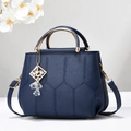 Dunkelblaue gesteppte Handtasche mit Goldgriff und geometrischem Anhänger - Dunkelblau