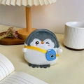 Dettaglio di un portamonete a forma di pinguino in peluche con ciondolo fotocamera - Portamonete Pinguino Grigio - Mini Borsa Fotocamera