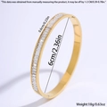 Detail van de gouden titanium stalen armband met 6cm binnendiameter en 0,6cm breedte - Witte Strass Goud Armring