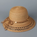 Détail du chapeau de soleil en raphia avec tissage en spirale et nœud en paille orné - M(56-58cm) / Kaki
