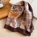 Dettaglio ravvicinato di una sciarpa in tessuto con motivo paisley e stampe vintage - Stile Paisley Caffè Giallo Verde