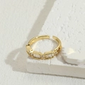 Verstellbarer 14K vergoldeter Ring mit rechteckigen und runden Zirkonia-Steinen - Jz0247 Drei Zirkone Weiß