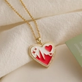 Detailansicht der Herzkette mit rotem Emaille-Herzschlag und Zirkonia-Verzierung - Rotes EKG Herzschlag Stern Strasskante