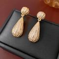 Gros plan de boucles d'oreilles goutte plaquées or 18k avec pavé de gemmes claires - Plaqué Or Véritable Tige en Argent Or / Doré