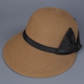 Detail van de textuur van een strooien zonnehoed met zwarte strik in karamelkleur - M (56-58cm) / Khaki