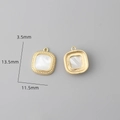 Vista macro dettagliata con dimensioni 13,5x11,5mm dei pendenti in oro e madreperla - Placcato Oro 18K (Quadrato)