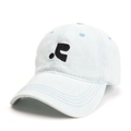 Détail d'une casquette de baseball en jean bleu clair avec logo C brodé en noir dessus - Réglable / Bleu clair