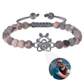 Détail du pendentif patte avec projection de photo sur bracelet en perles de pierre - Pierre Zèbre Rose (Personnalisé)