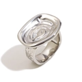 Anillo de acero inoxidable ovalado irregular con textura en espiral y acabado plateado - US 6 / Color Acero