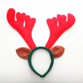 Detail von Weihnachts-Rentier-Haarreif mit roten Geweihen, braunen Ohren und grünem Stoff - Rotes Geweih mit Ohren